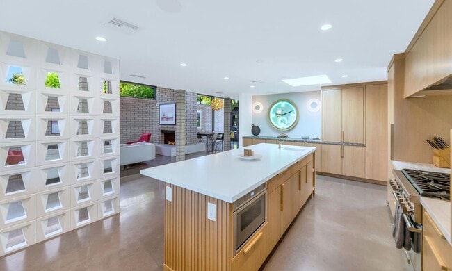 Building Photo - 3335 N Rose Cir Dr