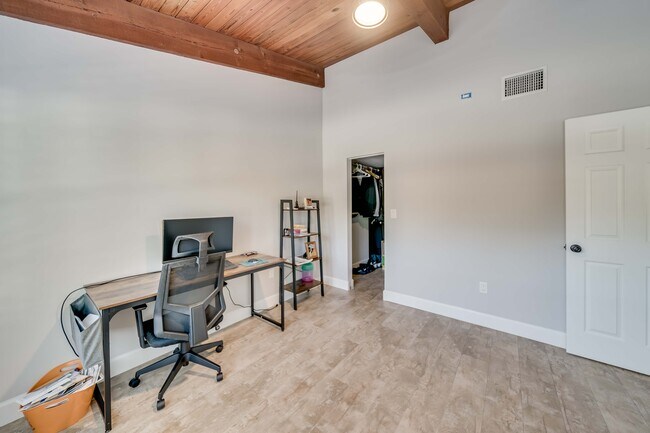 Building Photo - 2250 Buttonwood Ave