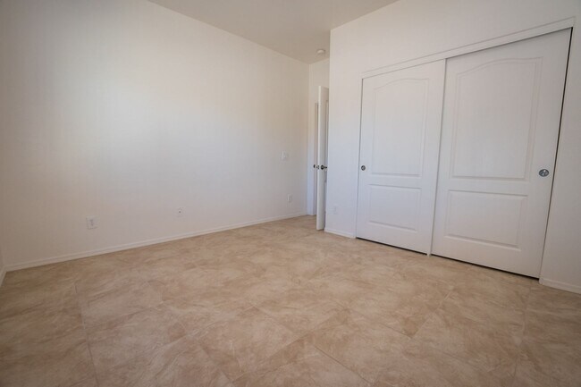 Building Photo - Charming 4 Bedroom, 3 Bath Home, with 2 Ca...