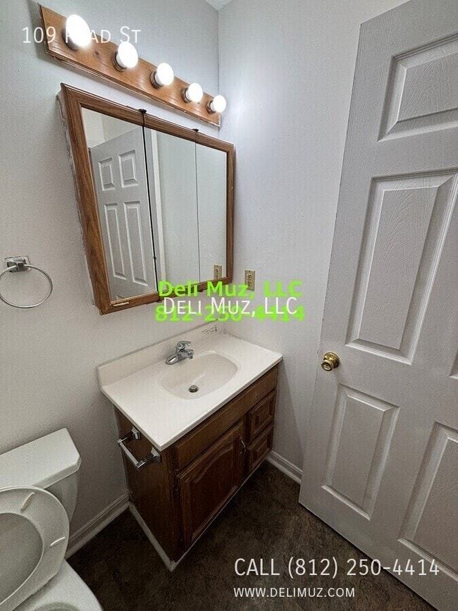 Building Photo - 109 Read St