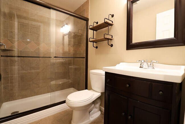 Building Photo - Beautiful Updated Town Home in Fort Collins