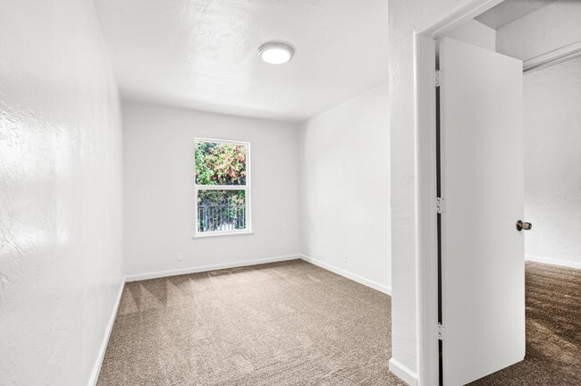 Building Photo - Newly Updated Oakland 3-Bed: Off-Street Pa...