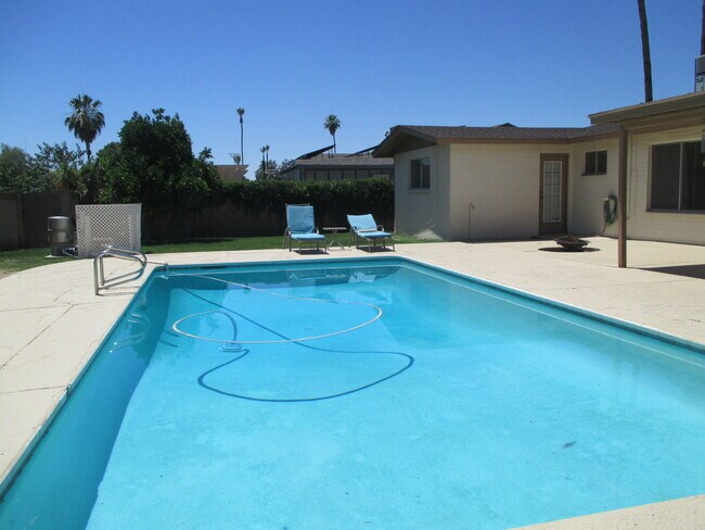 Building Photo - Tempe 4 Bed 2 Bath Includes Pool & Landscaping - Great Location