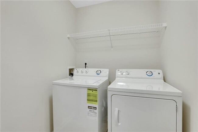 Building Photo - 1300 Hopkins Dr