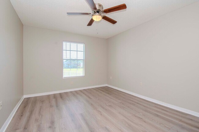 Building Photo - Lake Front 1BR + Den -Move In Special Available