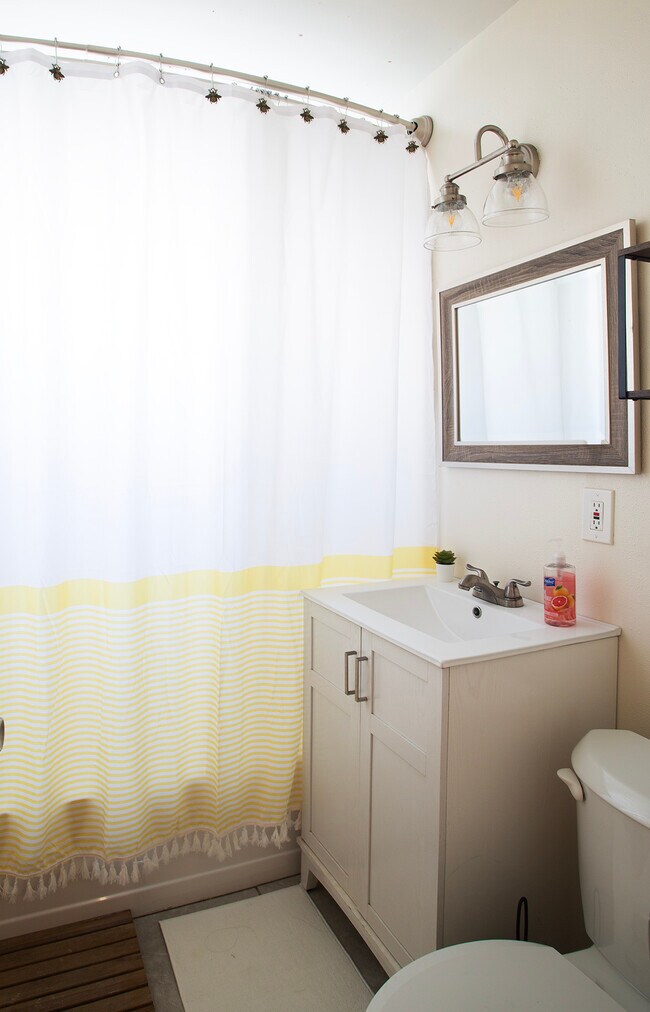 Building Photo - 136 Olive St