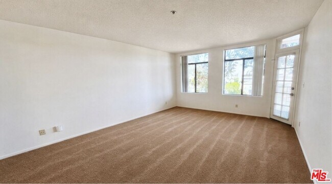Building Photo - 2567 Plaza del Amo