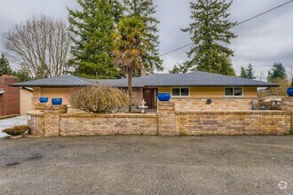 Building Photo - Gracious and Spacious and NO Steps at $3200!