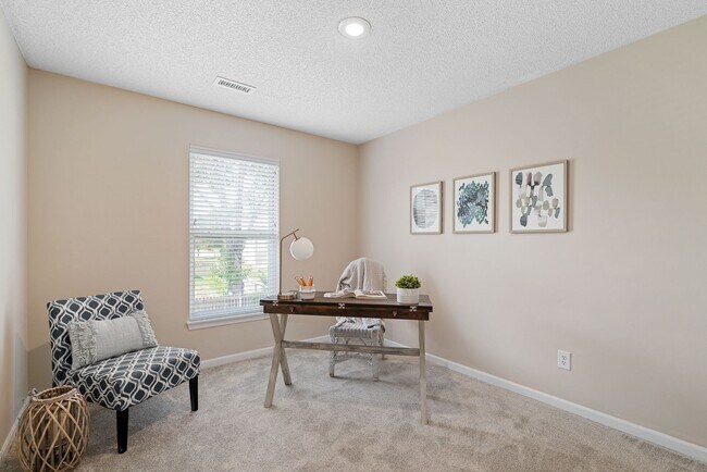 Building Photo - {13862} Spacious townhome in Prime Location + Maintenance Provided Community + Neighborhood Pool ...