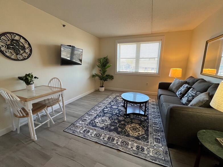 306 Livingroom - 44 Montvale Avenue