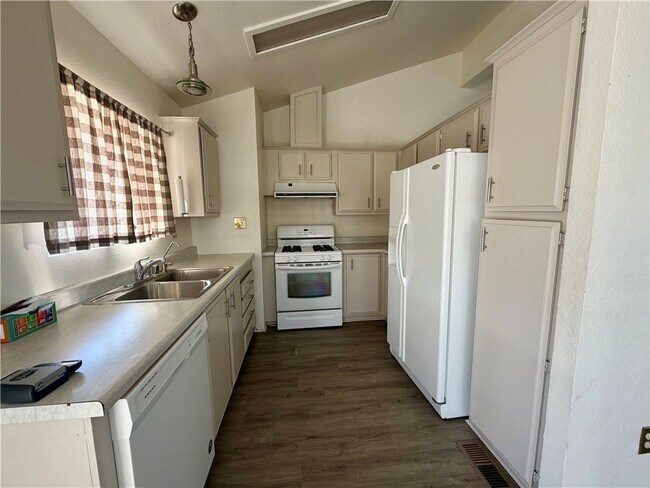 Building Photo - 1660 Kyle Ave