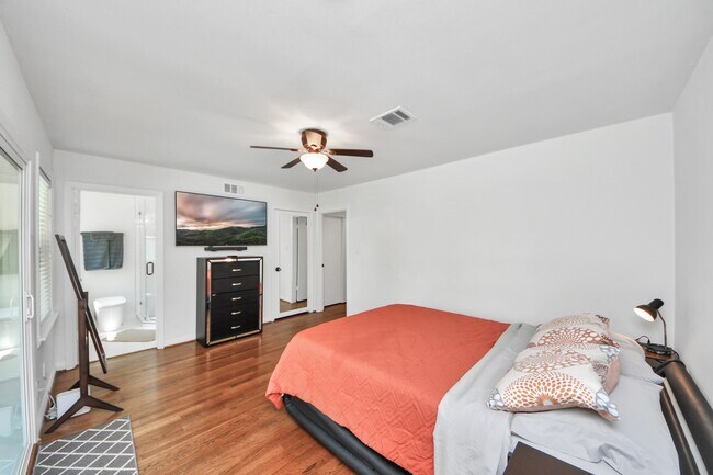 Building Photo - 5139 Beechnut St