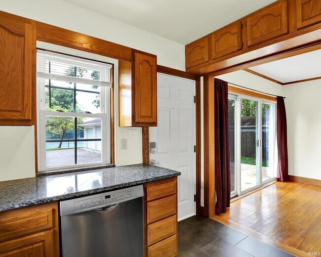 Building Photo - 916 E Maxwell Ln