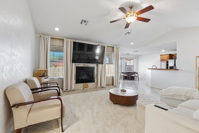 Building Photo - Conveniently located 3 Bedroom with 2 Car Garage