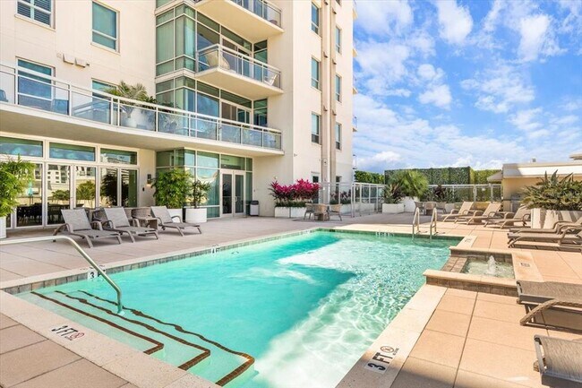 Building Photo - 400 4th Ave S