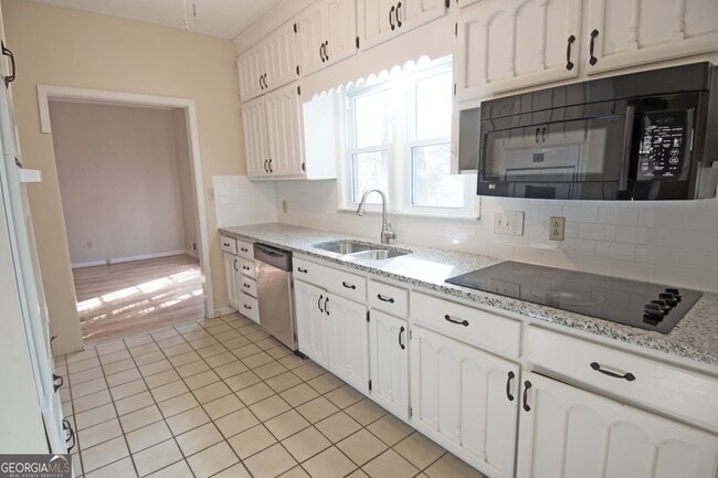 Building Photo - 305 Pinemount Dr