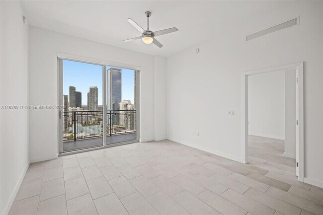 Building Photo - 2150 N Bayshore Dr