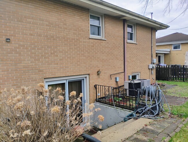 Building Photo - 904 S Edward St