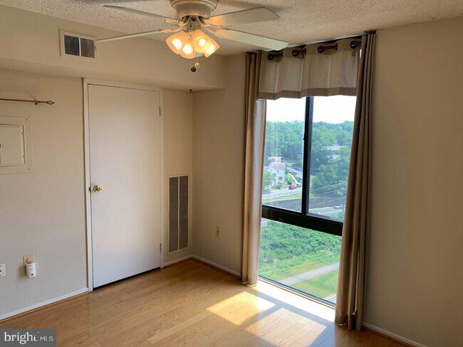 Building Photo - 4500 S Four Mile Run Dr