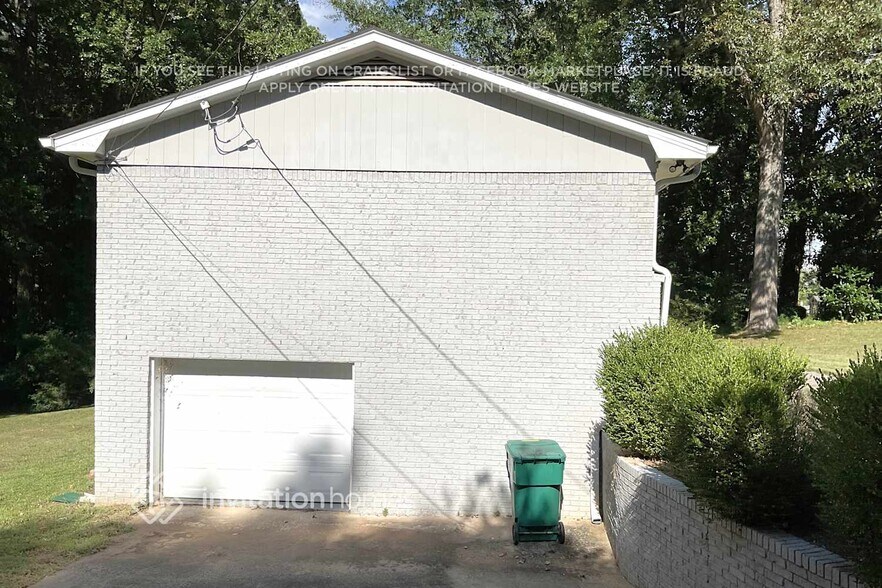 Building Photo - 3782 Lake Dr SE
