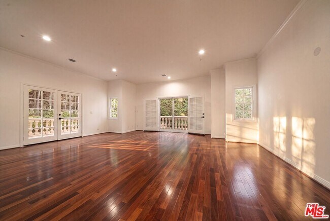 Building Photo - 1109 Pine Dr