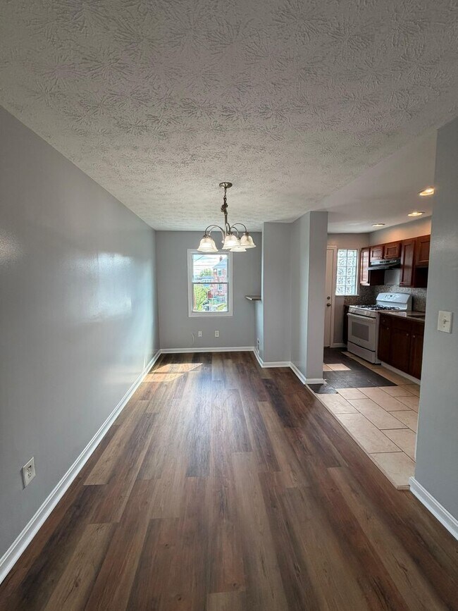 Building Photo - 932 Elton Ave