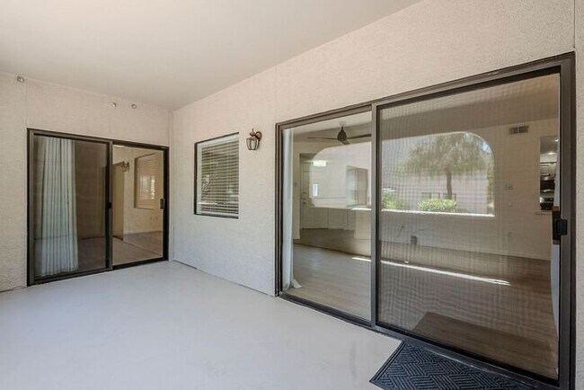 Building Photo - Stunning 2 Bed 1.5 Bath Condo in Scottsdal...