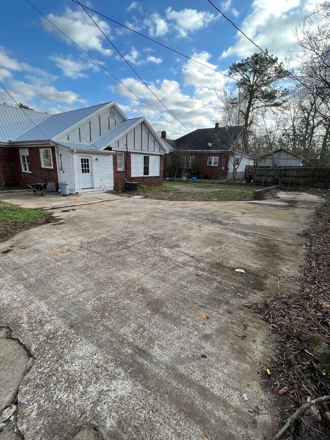 Building Photo - Cute corner lot available for August move-in