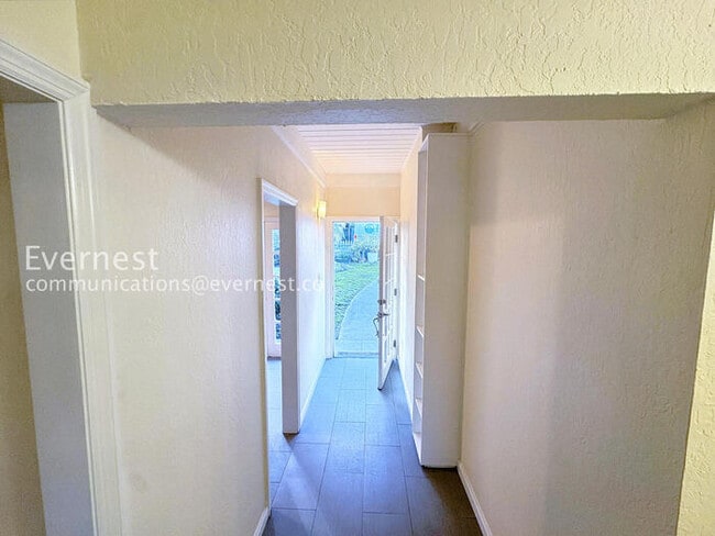 Building Photo - 537 Madison St