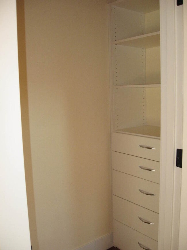 Building Photo - Beautiful finishes, Platinum LEED Certifie...