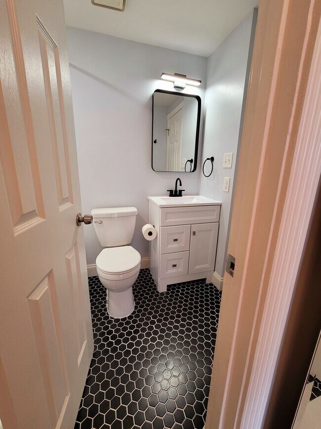 Building Photo - Lovely 2Bd/1.5Bth TH in Gaithersburg Montg...