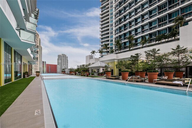 Building Photo - 1300 S Miami Ave