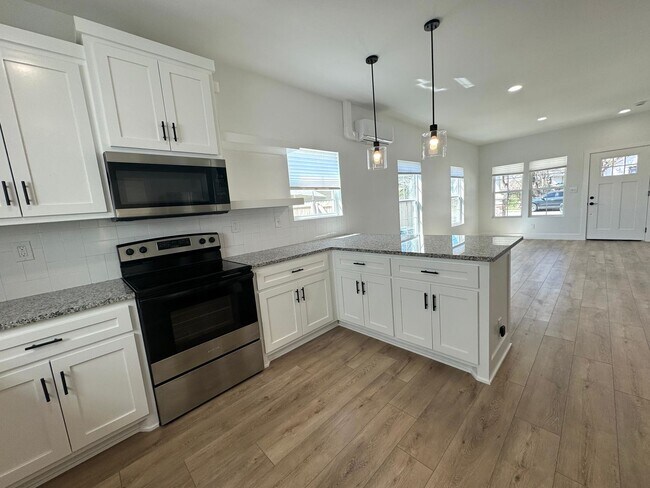 Building Photo - Stunning 2 bedroom 1 bathroom home In Kendall-Whittier district of Tulsa!