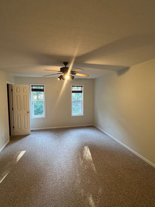 Building Photo - Spacious 3 bedroom/3 bath home