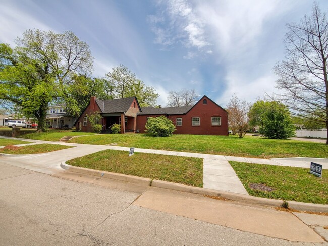 Building Photo - 3 Bedroom 2 Bath Home in Shawnee