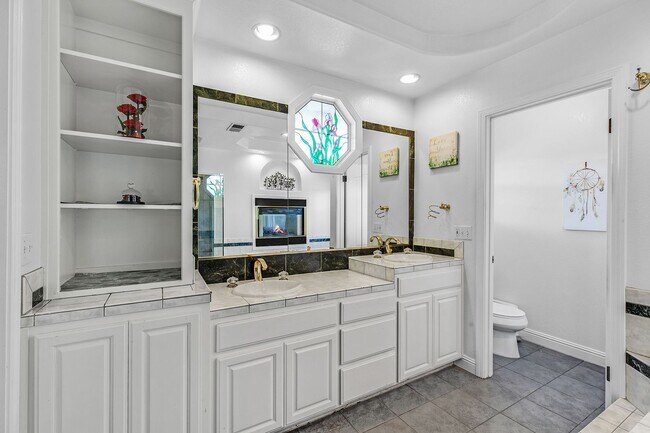 Building Photo - *COMING SOON!* 4 bed/3 bath lake house wit...