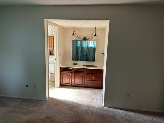 Building Photo - 180 Bombay Ave