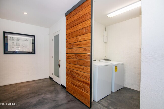 Building Photo - 3261 E Camelback Rd
