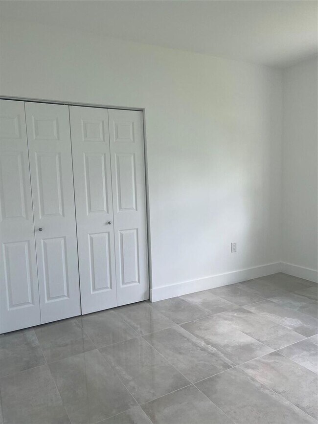 Building Photo - 2877 SE 1st Ct