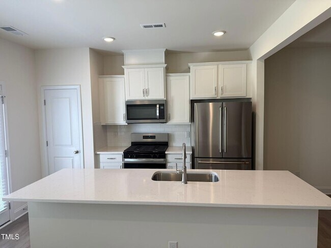 Building Photo - 48 Hyacinth Ln