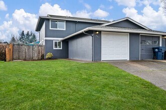 Building Photo - Fantastic 3-Bedroom, 1.5-Bath Duplex With landscaping Included!