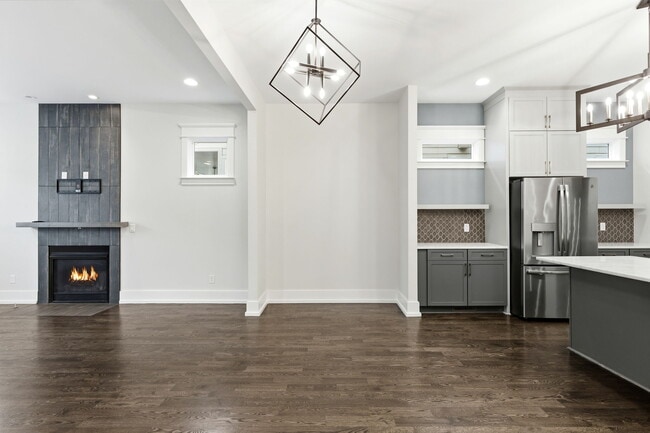 Building Photo - 1708B 15th Ave S