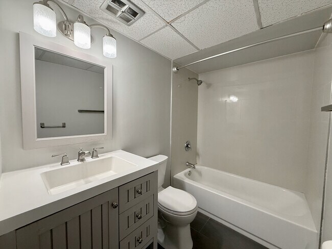 Building Photo - 3852 N Parkway Dr