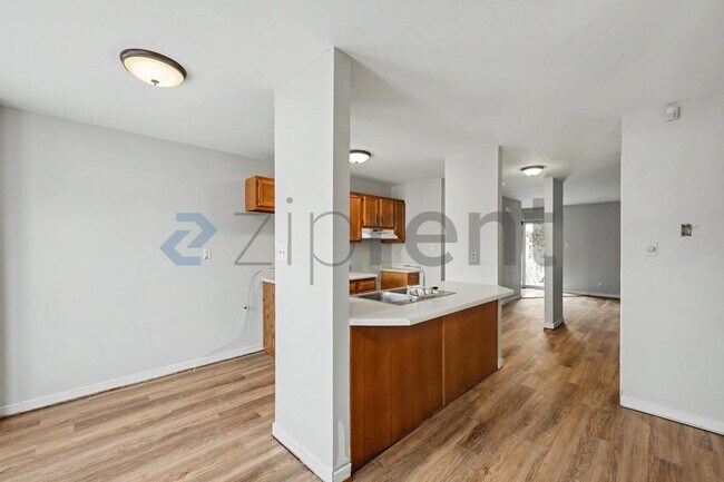 Building Photo - Unit