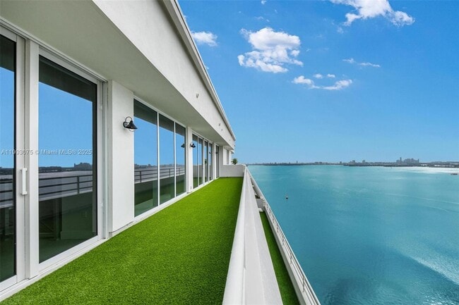 Building Photo - 555 NE 34th St