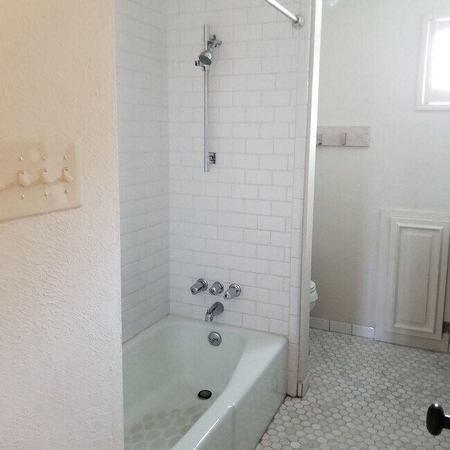 Building Photo - Stunning Home - North Cat Mountain - 4 bed...