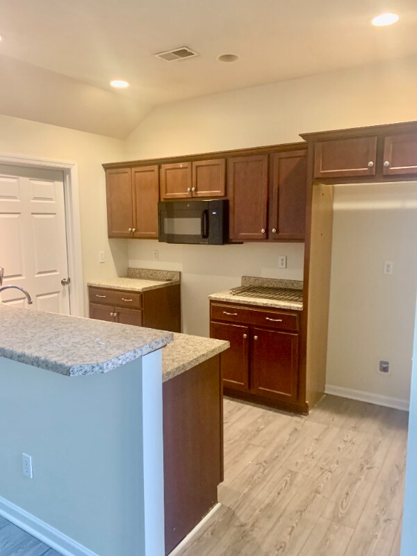 Building Photo - 75 Nicholas Dr