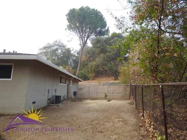 Building Photo - 4000-4002 Earnscliff Ave