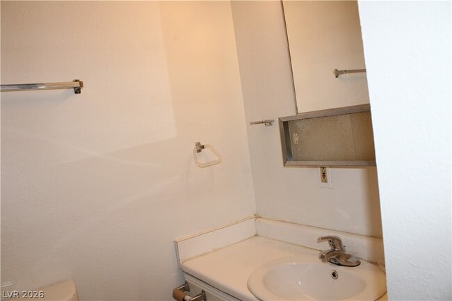 Building Photo - 1212 E Phillips Ave