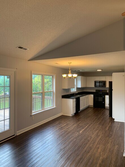 Building Photo - 1950 Hawkcrest Ct